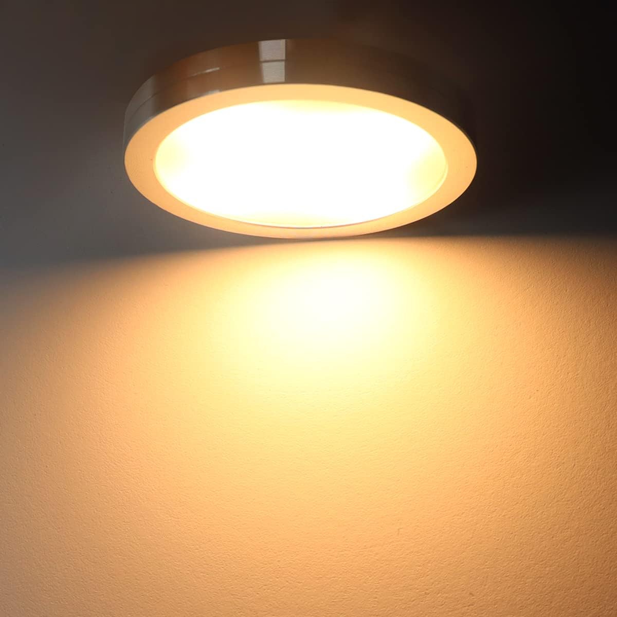 Lot de 3 ou 6 spots LED pour armoire – Blanc chaud / Blanc lumière du jour | Finition argentée | Adaptateur 12 V avec prise US/UK | Intensité réglable tactile | Fixation adhésive | Pour cuisine et sous-meubles