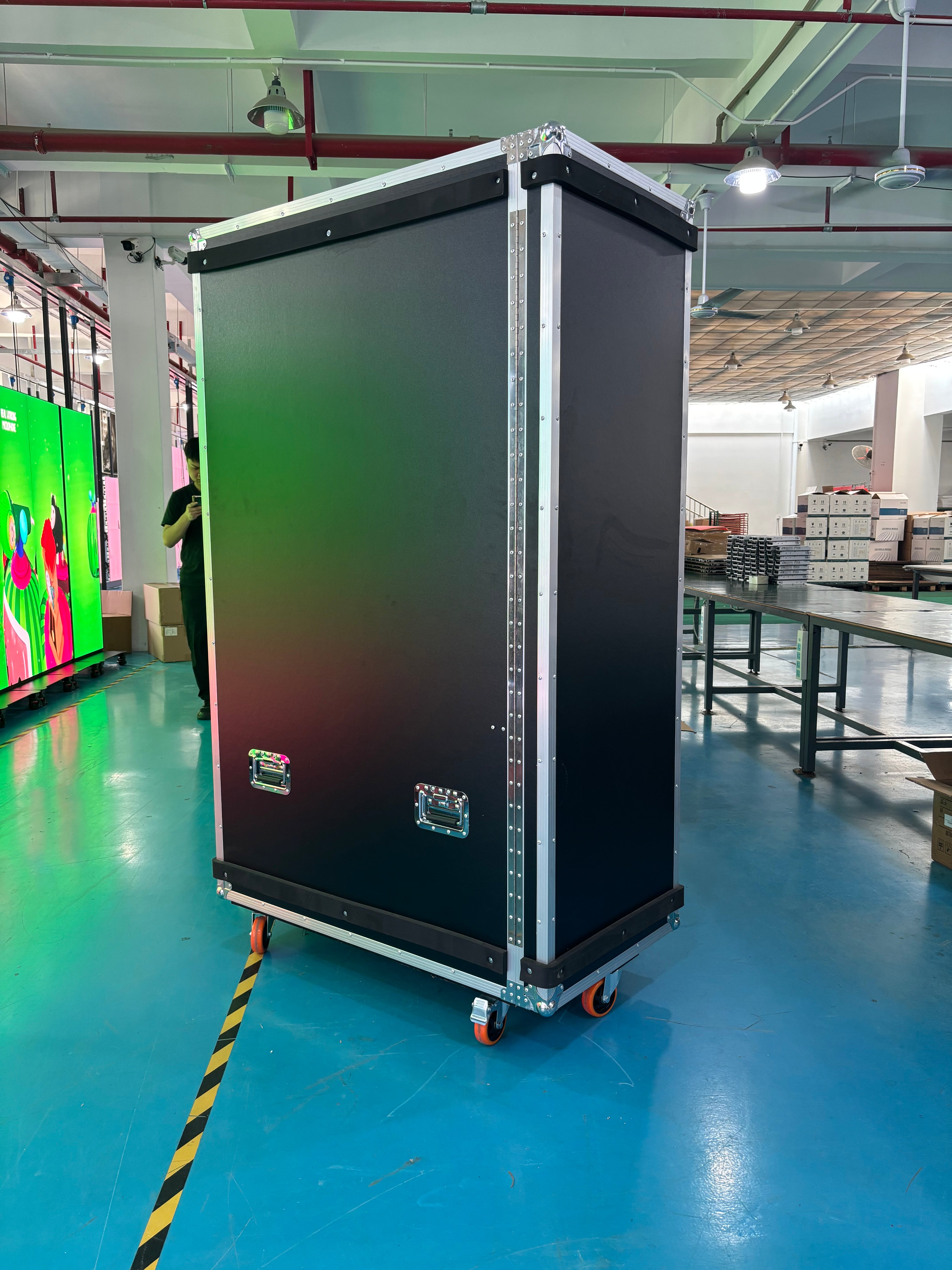 Faltbares, extragroßes LED-Posterdisplay der EP-F-Serie | GOB-Oberfläche + Magnetrahmen | 1000 × 2250 mm | 1er-, 3er- und 6er-Pack erhältlich