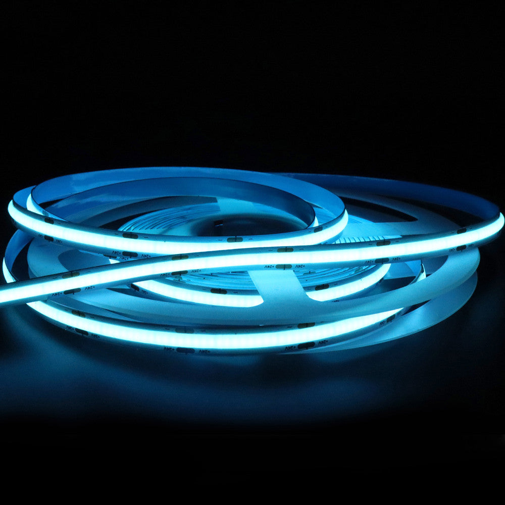 Rouleau de 5 mètres (16,4 pieds) de bande LED COB flexible bleu glacier sans spot en 24 V avec 512 LED 14 watts par mètre Ruban LED flexible PCB de 10 mm de large non étanche