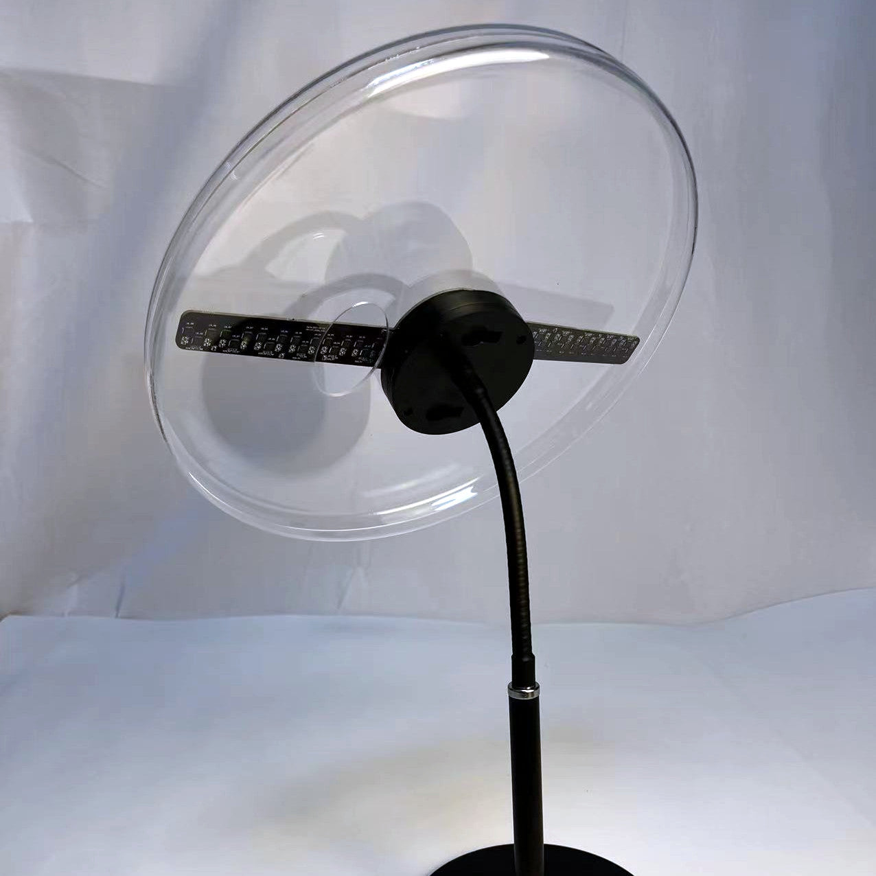 Ventilateur holographique 3D 30 cm (11,8 po) DC5 V | Lecteur visuel LED haute luminosité à 2 pales | Support de bureau/sol | Alimentation par batterie (non fournie) | Boîtier de protection transparent ou noir
