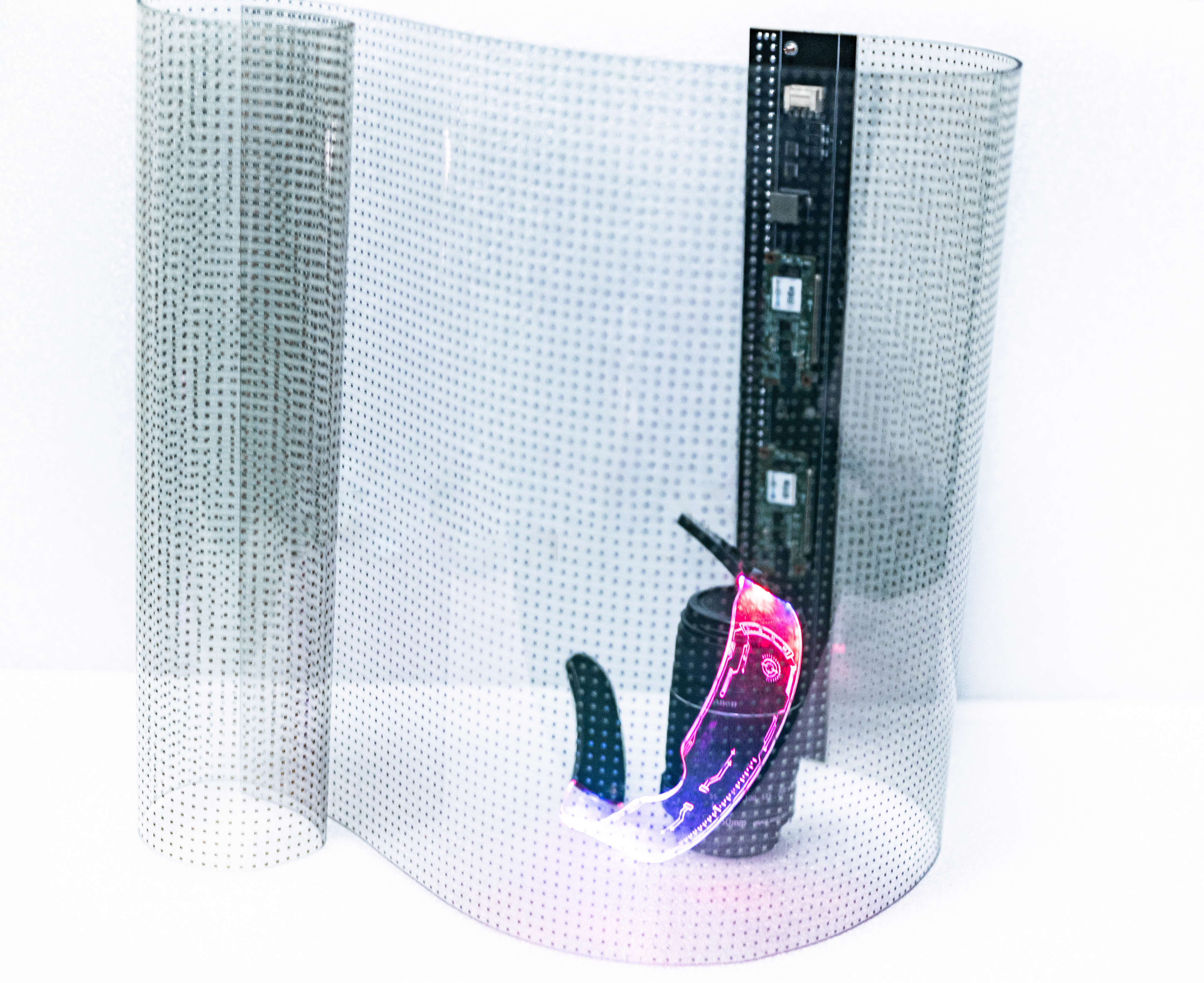 Film adhésif LED transparent P10 – 240 × 600 mm (9,45 × 23,62 po) | 1 500 nits | Écran autocollant en verre haute transparence pour vitrines et façades | Plug &amp; Play