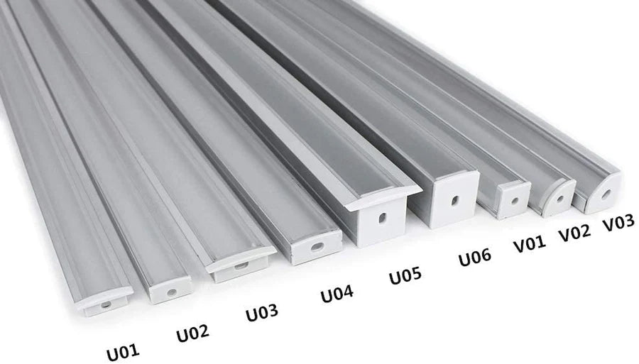Profilés LED en aluminium en forme de V – Convient aux bandes LED de 1 à 10 mm | 1 mètre | Argenté / Noir | Blanc laiteux / Noir | Avec accessoires d'installation | Paquets de 5 / 6 / 10 / 12 / 20 | Stock local États-Unis/Royaume-Uni
