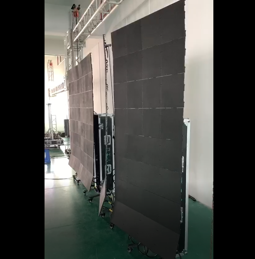 Affiche LED pliable et relevable série EP-M | Kit d'affichage intérieur 1 x 4 m | P3,9 mm | Télécommande et valise à roulettes
