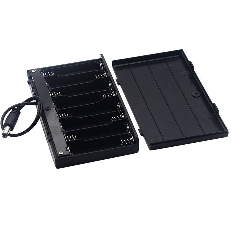 Boîtier de rangement pour 8 piles AA 12 V avec interrupteur marche/arrêt, noir, avec câble CC sur le côté.
